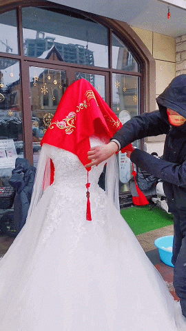 好漂亮的新娘，开始拜天地了