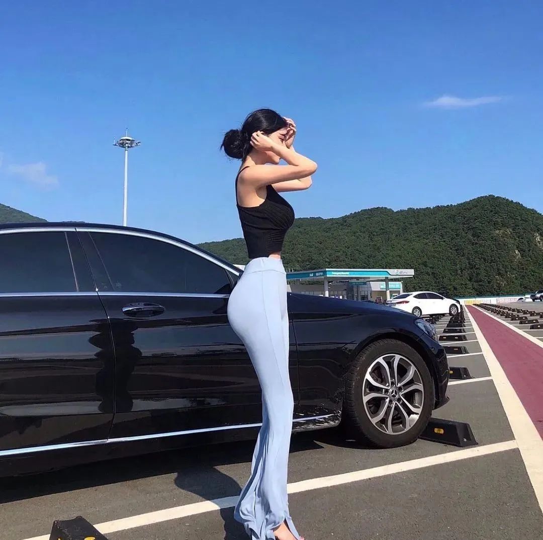 开心一笑：.跟闺蜜打电话闲聊，她说：做女人真是麻烦
